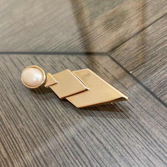 Art Deco Style Pin with Faux Oval Pearl Cabochon - Picture 2 of 14